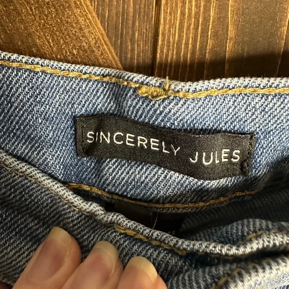 Sincerely Jules•denim shorts• distressed/frayed
Size 3/26 - Picture 3 of 7